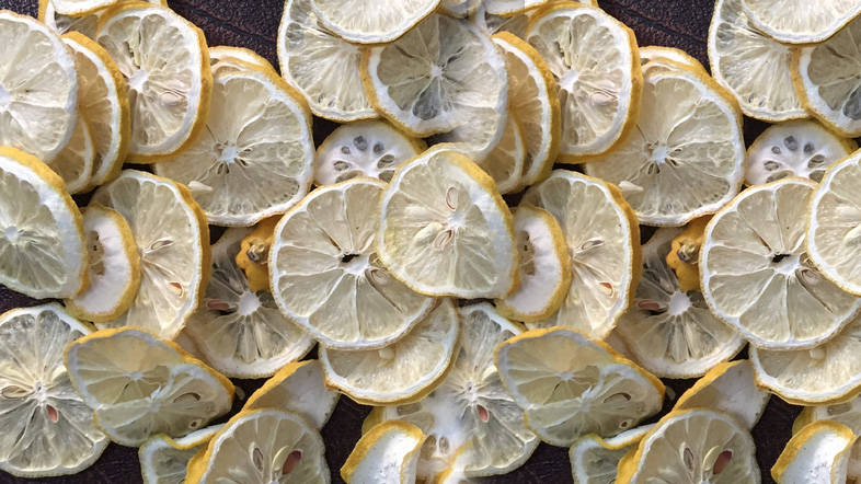 Dry lemon slices dried by microwave vacuum at low temperature