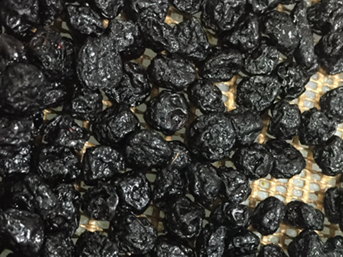 Dried blueberries dried under microwave vacuum and low temperature